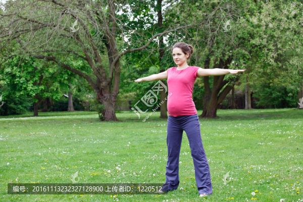 孕婦在公園鍛煉