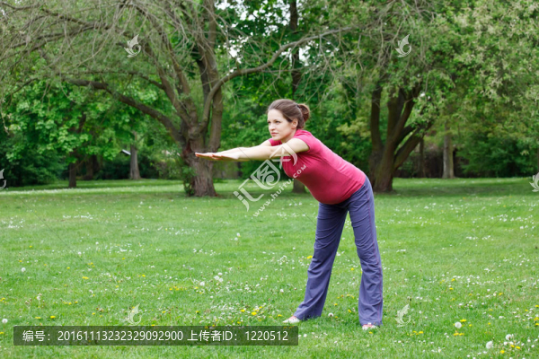 孕婦在公園鍛煉