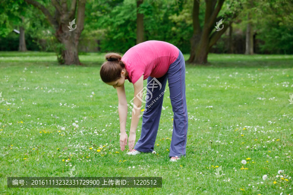 孕婦在公園鍛煉