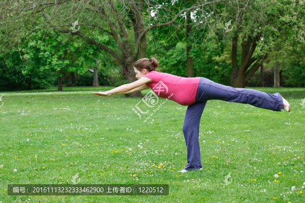 孕婦在公園鍛煉