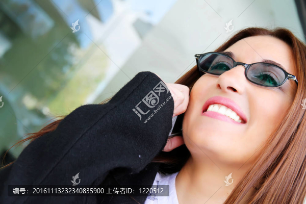 商務女人在電話里交談