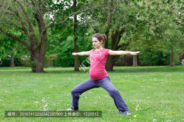 孕婦在公園鍛煉