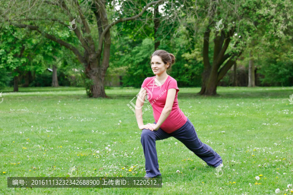 孕婦在公園鍛煉