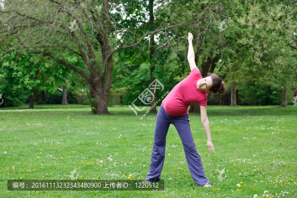 孕婦在公園鍛煉