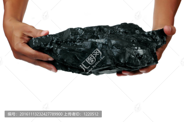一大塊煤用兩只手拿著.