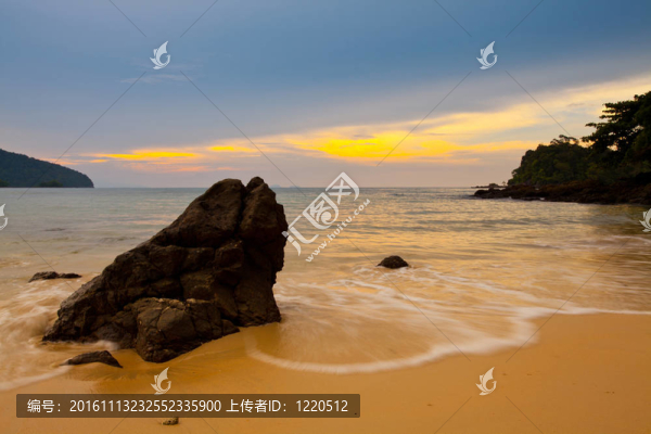 巖石；海灘和日落