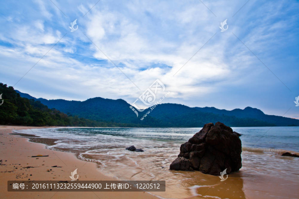 巖石；海灘和日落