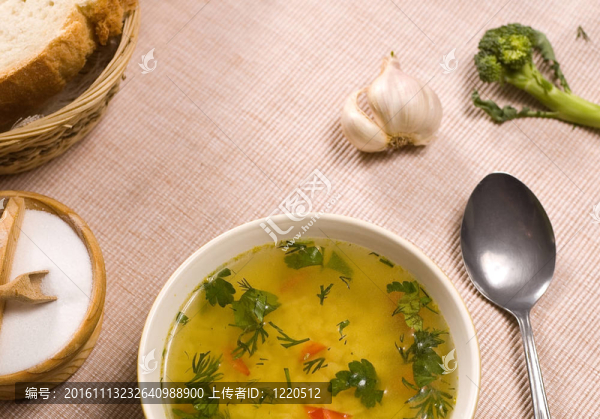 湯；大蒜和面包在桌子上