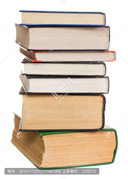 白色背景下的舊書堆