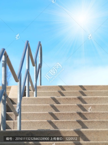 與陽光藍天的樓梯