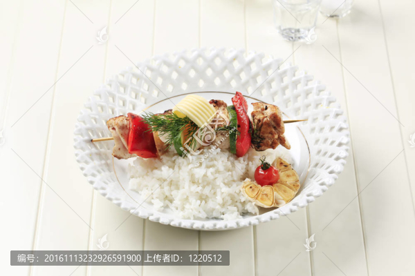 雞肉串和米飯