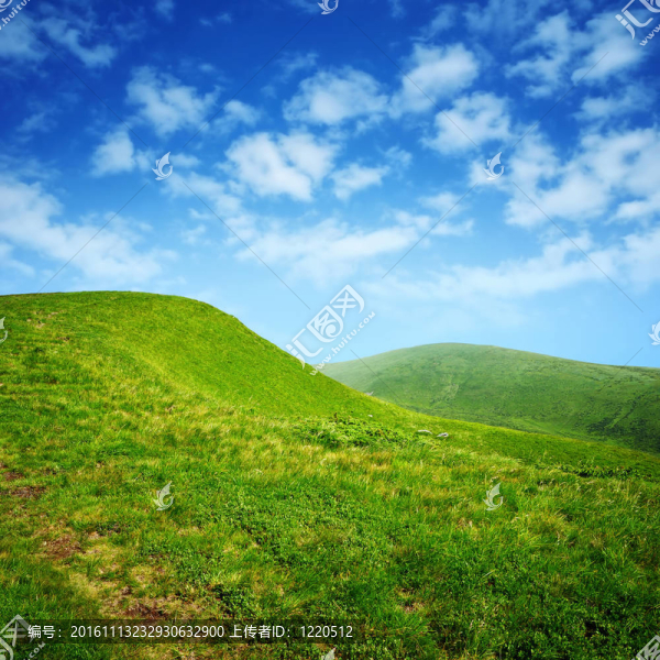 綠色的小山和藍(lán)色的天空