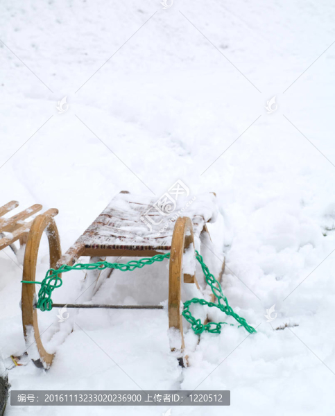 雪地里的雪橇