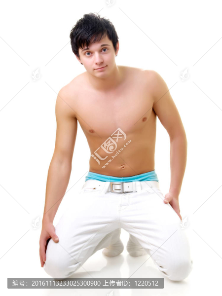 黑色背景的性感男人
