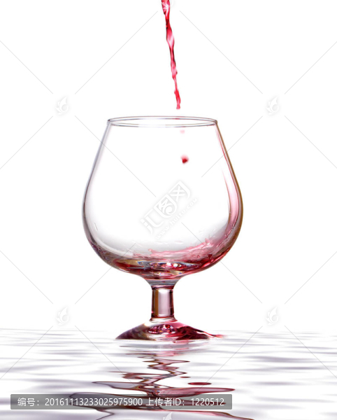 紅酒被倒在酒杯里