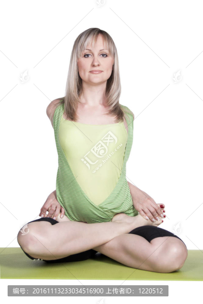 年輕的女人做瑜伽