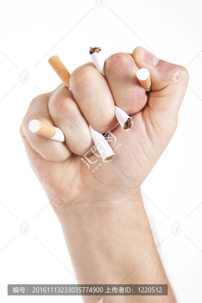 男子的手壓碎香煙