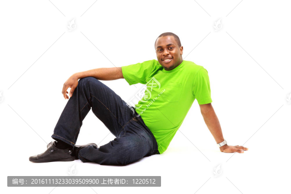 英俊的年輕人穿著隨便的非洲男人躺下-匯圖網(wǎng) www.fosd68.com 英俊的年輕人穿著隨便的非洲男人躺下