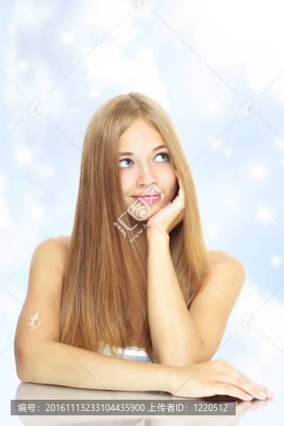 一個長頭發(fā)的漂亮女孩的肖像