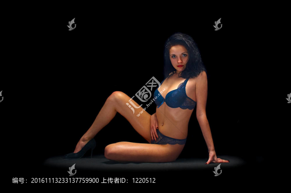 黑發(fā)在內(nèi)衣