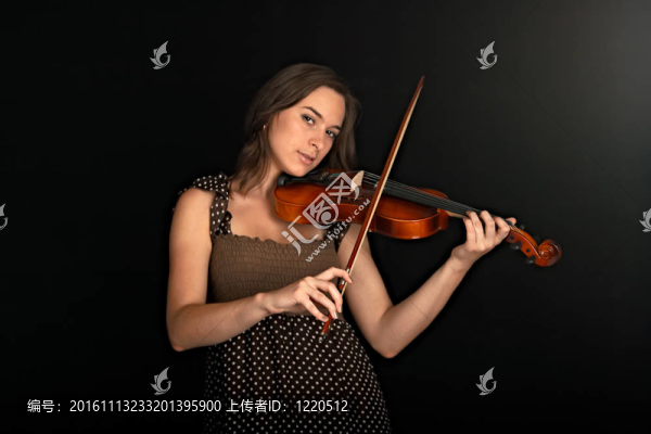 黑色背景上孤立的小提琴家