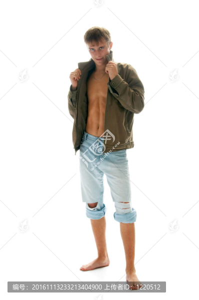 穿牛仔褲和夾克的男孩