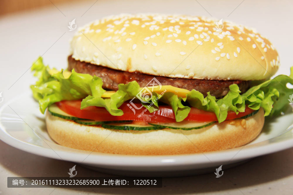白色背景的美味漢堡