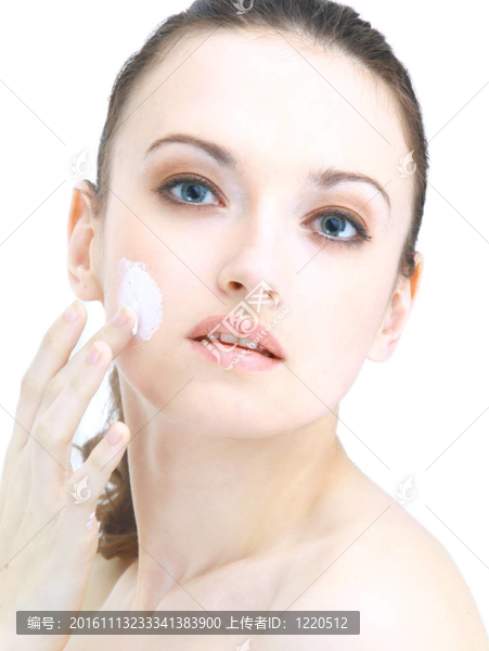 年輕成年女性面部皮膚的肖像