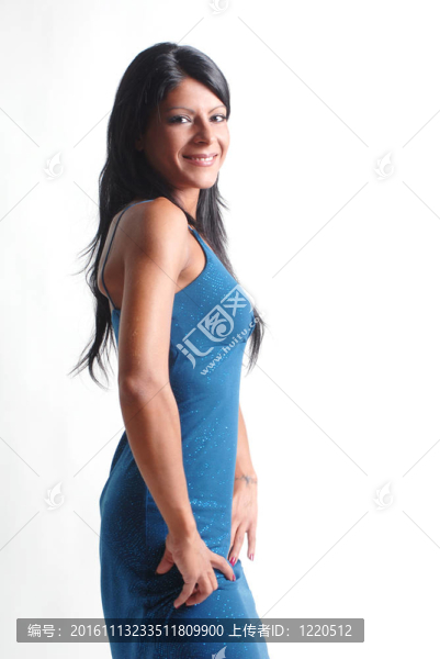 黑發(fā)女孩穿著藍色衣服