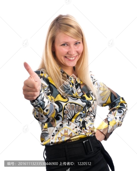 快樂的女人展示她的拇指