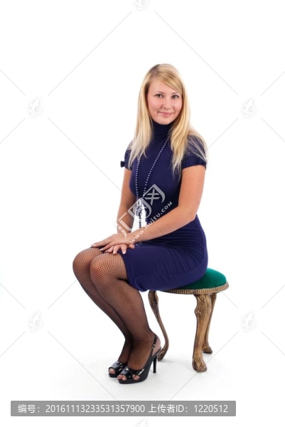 可愛(ài)的年輕女人坐在椅子上