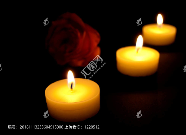 蠟燭在黑暗中燃燒