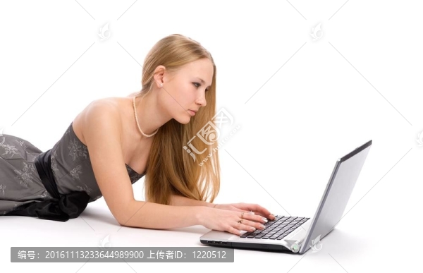 可愛的女孩在她的筆記本電腦上工作