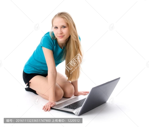 帶筆記本電腦的年輕女孩