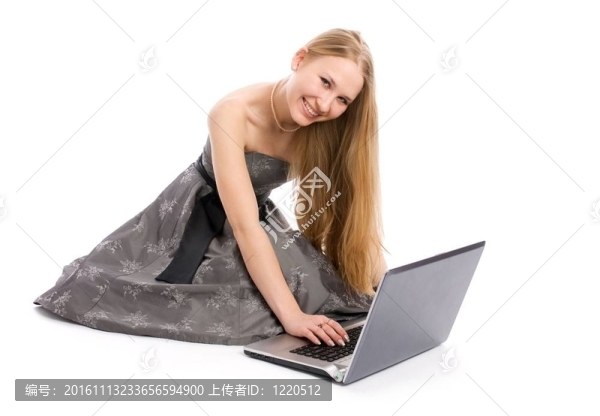 帶著筆記本電腦的年輕女人