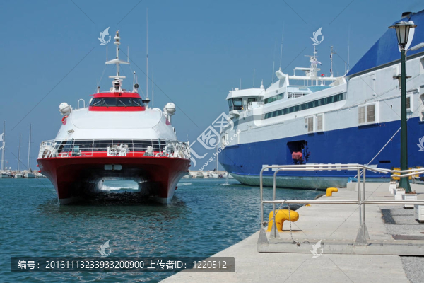 高速船到達(dá)港口