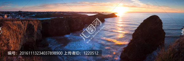 在北康沃爾海岸whipsiderry日落。英國(guó)康沃爾郡英格蘭
