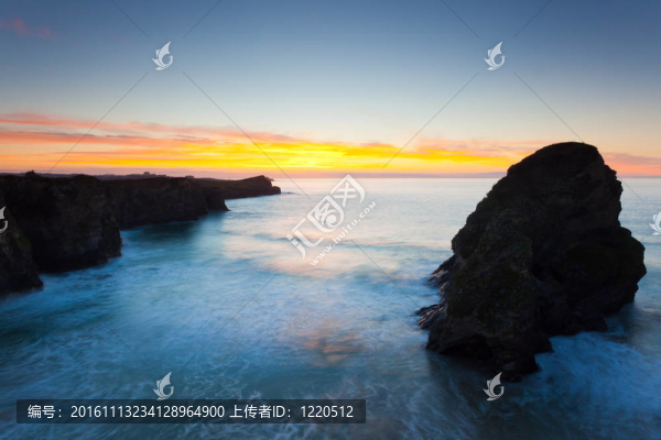 在北康沃爾海岸whipsiderry日落。英國康沃爾郡英格蘭