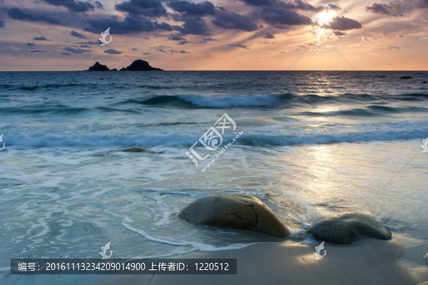 充滿活力的海灘日落