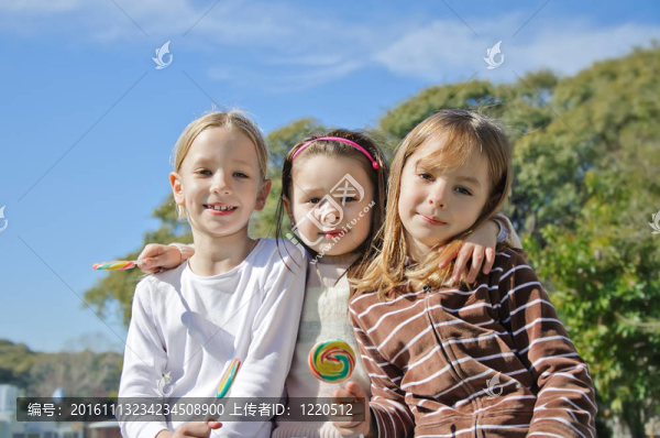 坐在公園里的女孩