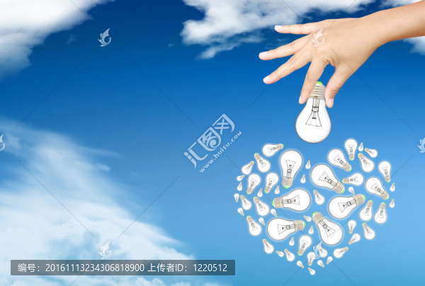 生態(tài)能源。手拿著燈泡對著藍天