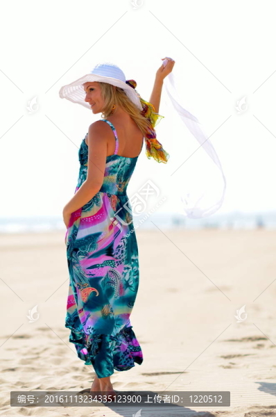 夏天海灘上的年輕女子