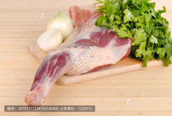 生羊肉用洋蔥和香料
