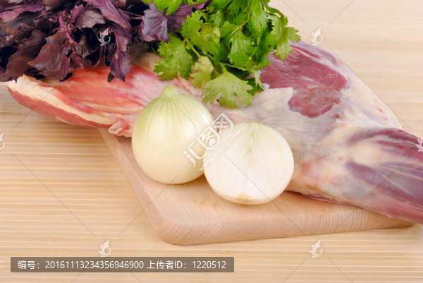 生羊肉用洋蔥和香料