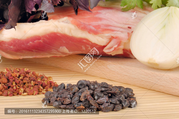 生羊肉用洋蔥和香料