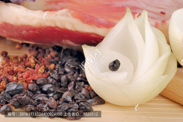 生羊肉用洋蔥和香料