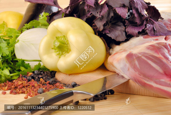 生羊肉用洋蔥和香料