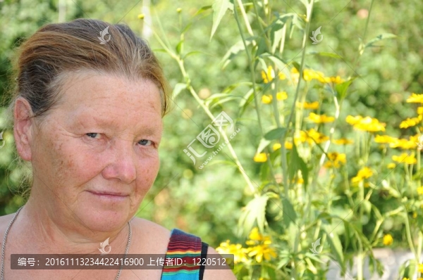 一個帶黃色花束的老婦人