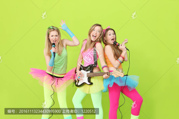 女孩樂隊；一群女孩唱歌和彈吉他