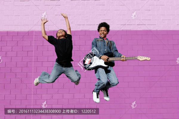 快樂非洲裔孩子玩音樂